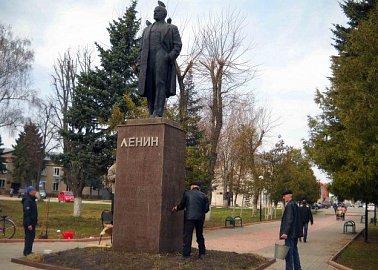 Веневские коммунисты привели в порядок памятник Ленину