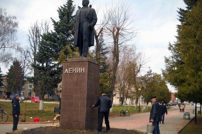 Веневские коммунисты привели в порядок памятник Ленину