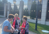 Тульские коммунисты раздают партийную печать на проходных тульских предприятий