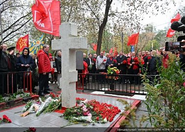 Не забудем! Не простим! Акция КПРФ в память жертв преступного расстрела Дома Советов в Москве