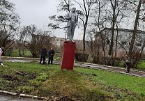 Ефремовские коммунисты в честь дня рождения В.И. Ленина провели уборку территории у памятника В.И. Ленина