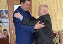 Первый секретарь Тульского обкома партии Алексей Лебедев поздравил с 97-летием коммуниста, ветерана Великой Отечественной войны - участника Парада 1941 года на Красной площади А.И. Тимофеева Первый секретарь Тульского обкома партии Алексей Лебедев поздравил с 97-летием коммуниста, ветерана Великой Отечественной войны - участника Парада 1941 года на Красной площади А.И. Тимофеева