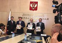 Олег Лебедев провёл торжественную церемонию гашения почтовых марок, посвящённых истории отечественного пчеловодства