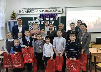 Тульские коммунисты наградили юных шахматистов в Липках Тульские коммунисты наградили юных шахматистов в Липках