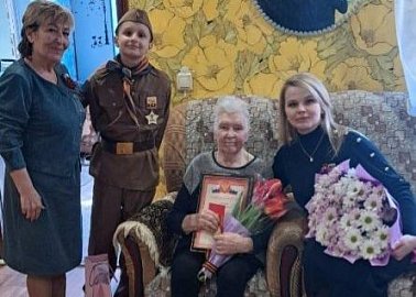 Депутат Тульской городской Думы Елена Чекан навестила ветерана и наградила памятной медалью ЦК КПРФ «80 лет Великой Победы»