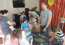 Тульский комсомол в Международный день защиты детей принял участие в благотворительной акции и посетил социально-реабилитационный центр для несовершеннолетних №1 города Тулы 