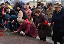 Тульские коммунисты возложили цветы к памятнику Ленину