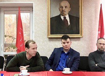 Тульский обком партии вместе с комсомольцами организовали круглый стол «Коммунисты 21 века» Тульский обком партии вместе с комсомольцами организовали круглый стол «Коммунисты 21 века»