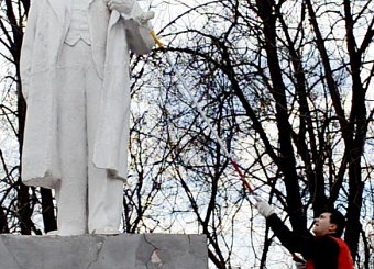 Тульский обком КПРФ проводит субботники и ремонт памятников В.И. Ленину в Тульской области. Тульский обком КПРФ проводит субботники и ремонт памятников В.И. Ленину в Тульской области.