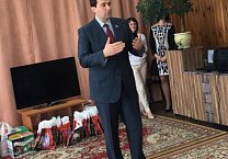 Олег Лебедев привез подарки в Дом ребенка