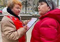 В Пролетарском районе идут агитационные рейды, в ходе которых жителей знакомят с Заявлением Президиума ЦК КПРФ «Сделать выборы инструментом развития и сплочения, а не разложения общества!» В Пролетарском районе идут агитационные рейды, в ходе которых жителей знакомят с Заявлением Президиума ЦК КПРФ «Сделать выборы инструментом развития и сплочения, а не разложения общества!»