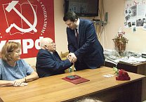 Олег Лебедев передал награду Минсельхоза РФ старейшему аграрию страны, руководителю народного предприятия «Красный Октябрь» Ю.М. Иванову Олег Лебедев передал награду Минсельхоза РФ старейшему аграрию страны, руководителю народного предприятия «Красный Октябрь» Ю.М. Иванову
