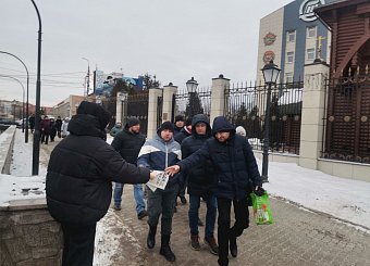 Тульские коммунисты раздали рабочим оборонных предприятий газету с выступлением лидера КПРФ Г.А. Зюганова Тульские коммунисты раздали рабочим оборонных предприятий газету с выступлением лидера КПРФ Г.А. Зюганова
