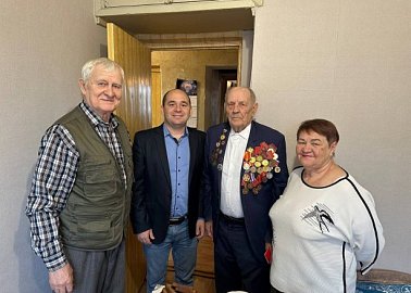 Тульский обком КПРФ наградил юбилейной медалью ЦК КПРФ «80 лет Великой Победы» ветерана партии, почетного гражданина Щекинского района Тульской области Л.Ю. Пельта