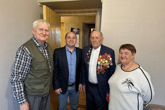Тульский обком КПРФ наградил юбилейной медалью ЦК КПРФ «80 лет Великой Победы» ветерана партии, почетного гражданина Щекинского района Тульской области Л.Ю. Пельта
