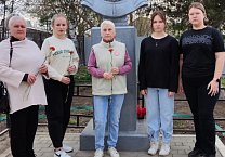 Ефремовские коммунисты возложили цветы к памятнику Юрия Гагарина в День космонавтики Ефремовские коммунисты возложили цветы к памятнику Юрия Гагарина в День космонавтики