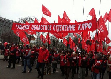 Тульские коммунисты приняли участие  в праздничной демонстрации в честь 100-летия Великого Октября в Москве