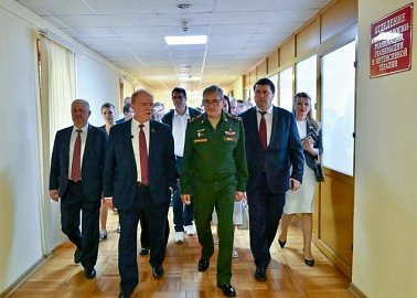 Руководитель фракции КПРФ в Тульской областной Думе Алексей Лебедев и его заместитель по фракции Светлана Белоус поздравили с Медовым Спасом военнослужащих, которые проходят лечение в Филиале № 2 ФГБУ «НМИЦ ВМТ им. А.А. Вишневского» Минобороны России