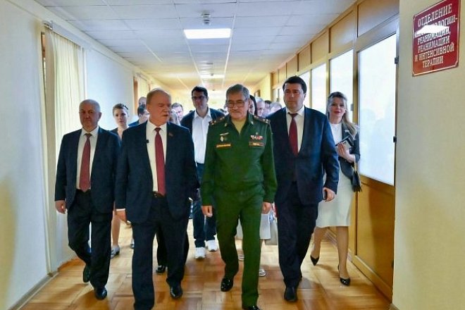 Руководитель фракции КПРФ в Тульской областной Думе Алексей Лебедев и его заместитель по фракции Светлана Белоус поздравили с Медовым Спасом военнослужащих, которые проходят лечение в Филиале № 2 ФГБУ «НМИЦ ВМТ им. А.А. Вишневского» Минобороны России