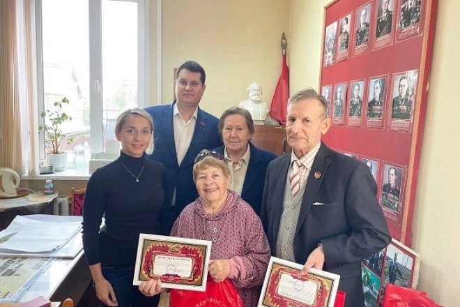 Тульские коммунисты чествуют ветеранов