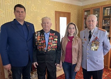 Первый секретарь Тульского обкома партии Алексей Лебедев поздравил с 97-летием коммуниста, ветерана Великой Отечественной войны - участника Парада 1941 года на Красной площади А.И. Тимофеева