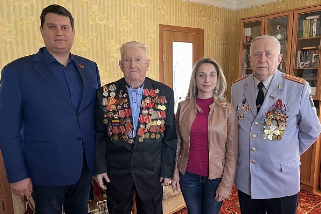 Первый секретарь Тульского обкома партии Алексей Лебедев поздравил с 97-летием коммуниста, ветерана Великой Отечественной войны - участника Парада 1941 года на Красной площади А.И. Тимофеева