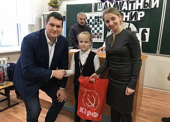 Тульские коммунисты наградили юных шахматистов в Липках Тульские коммунисты наградили юных шахматистов в Липках