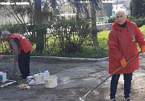 Коммунисты города Ефремова по традиции провели субботник у памятника Ленину Коммунисты города Ефремова по традиции провели субботник у памятника Ленину