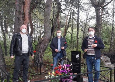 Алексинские депутаты-коммунисты сегодня приняли участие в возложении цветов к могилам и памятным мемориалам нашим героям