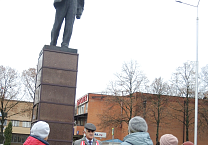 Тульские коммунисты по всему региону провели возложения цветов к памятникам В.И. Ленина
