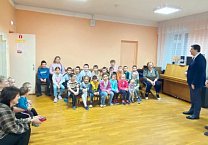 Олег Лебедев привез мед и гостинцы воспитанникам детского дома Олег Лебедев привез мед и гостинцы воспитанникам детского дома