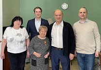 Г.А. Зюганов наградил А.Н. Пахмутову памятной медалью ЦК КПРФ «80 лет Великой Победы» Г.А. Зюганов наградил А.Н. Пахмутову памятной медалью ЦК КПРФ «80 лет Великой Победы»