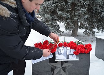 Коммунисты возложили цветы к стеле в честь города-героя Ленинграда.