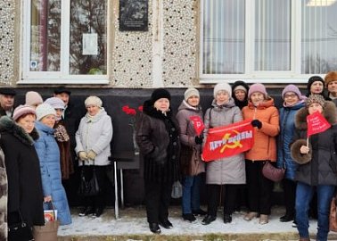 Ефремовский ГК КПРФ провёл возложение цветов к памятной доске «Детям войны»