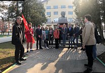 Пролетарские коммунисты и комсомольцы возложили цветы к памятнику Ленина Пролетарские коммунисты и комсомольцы возложили цветы к памятнику Ленина