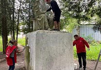 Тульские коммунисты отремонтировали памятник А.С. Пушкину Тульские коммунисты отремонтировали памятник А.С. Пушкину