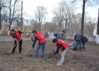 Тульские коммунисты в честь Дня космонавтики провели субботник в сквере Пионеров освоения космоса.