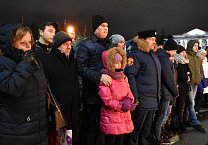 Скорбим со всей страной