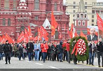 Коммунисты возложили цветы к Мавзолею В.И. Ленина Коммунисты возложили цветы к Мавзолею В.И. Ленина