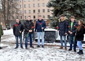 Коммунисты возложили цветы к стеле городу-герою Ленинграду. Коммунисты возложили цветы к стеле городу-герою Ленинграду.