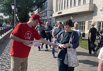 Алексей Лебедев возглавляет рейды КПРФ по раздаче партийных газет в Туле Алексей Лебедев возглавляет рейды КПРФ по раздаче партийных газет в Туле