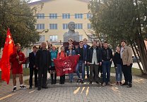 Пролетарские коммунисты и комсомольцы возложили цветы к памятнику Ленина Пролетарские коммунисты и комсомольцы возложили цветы к памятнику Ленина
