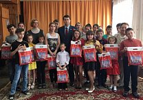 Олег Лебедев привез подарки в Дом ребенка