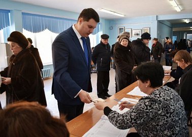 Голосуют секретари Тульского обкома КПРФ