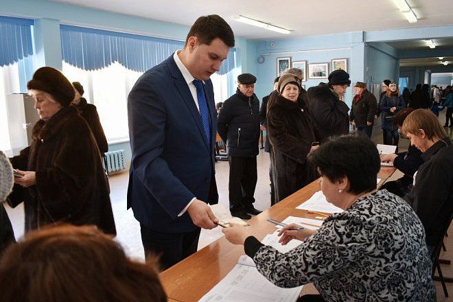 Голосуют секретари Тульского обкома КПРФ
