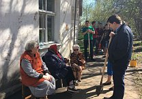 Олег Лебедев вместе с жителями посадил деревья и встретился с избирателями