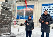 Тульские коммунисты и комсомольцы возложили цветы к памятнику В.А. Стародубцеву