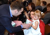 Тульские коммунисты поздравили детей и родителей в центре социального обслуживания населения