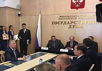 Олег Лебедев провёл торжественную церемонию гашения почтовых марок, посвящённых истории отечественного пчеловодства