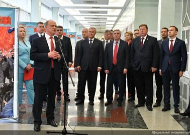 Репортажи федеральных каналов об открытии в Госдуме выставки, посвященной юбилею лидера КПРФ Г.А. Зюганова